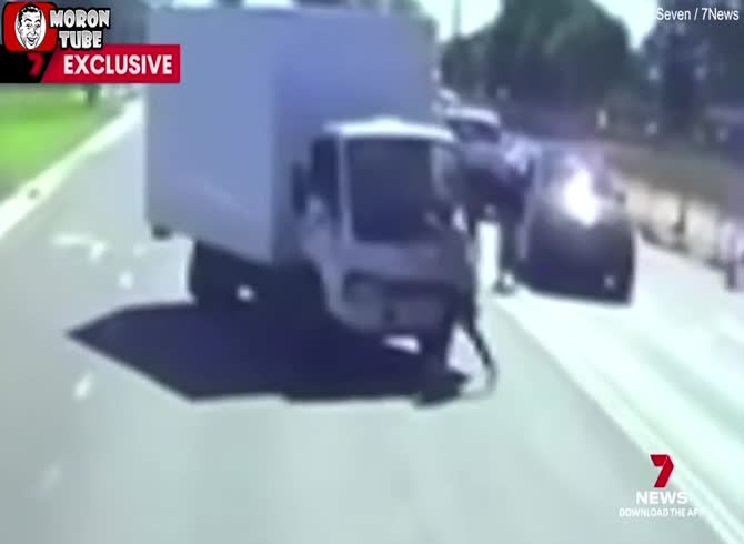 Video :Before his wife's shocked eyes, a father was crushed and carried 15 meters by a vehicle